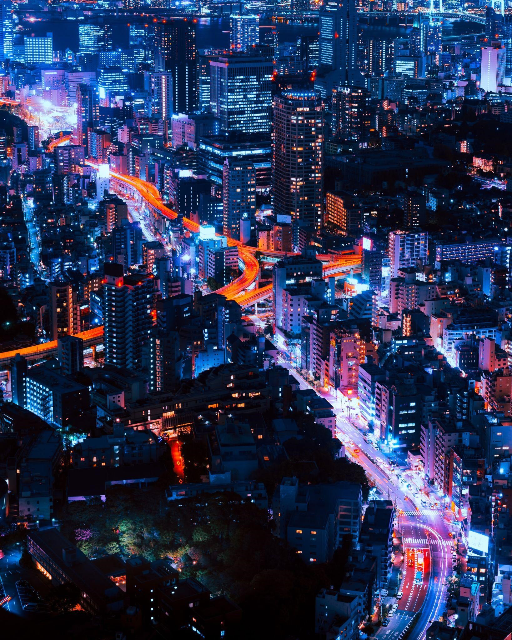 City at night with flowing movement