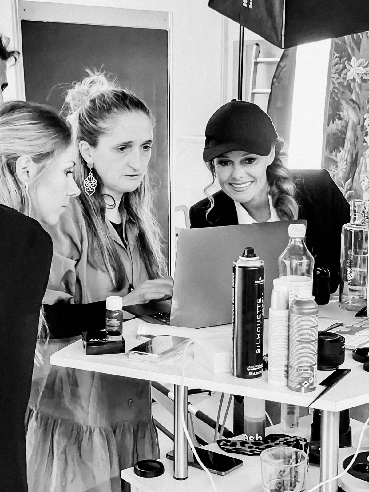 Fröhliche Frau während des Fotoshootings