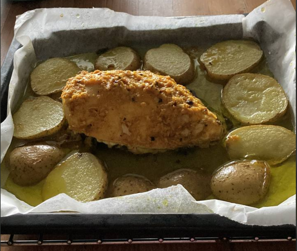 Anti-inflammatory baked chicken breast with potatoes