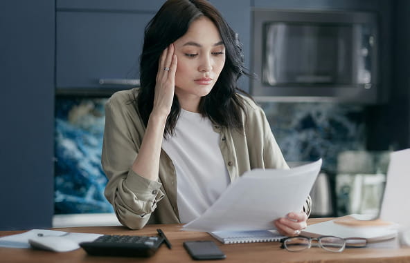 Mujer trabajando con documentos