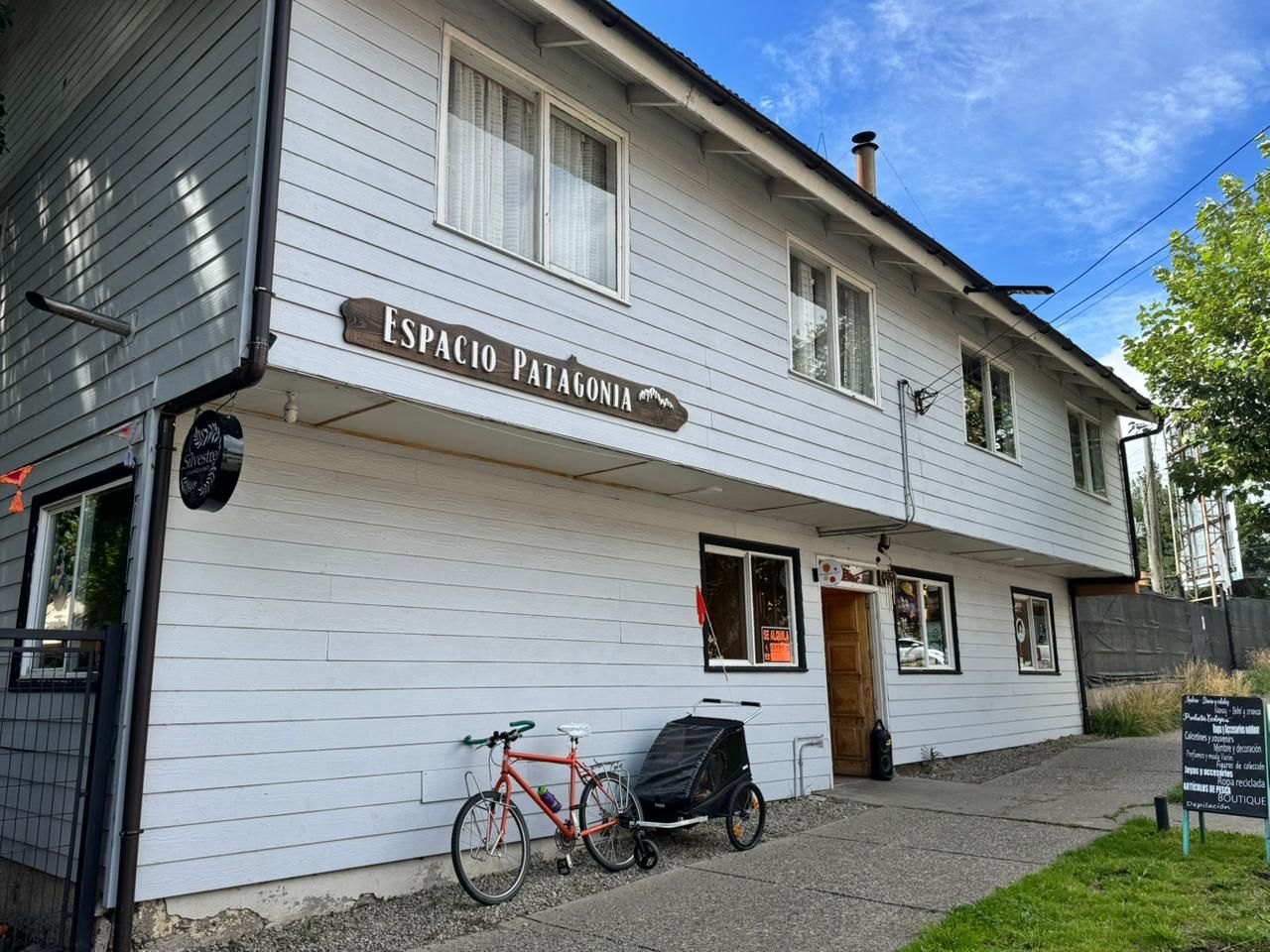 Fachada exterior de la tienda Huemul Blanco en Espacio Patagonia