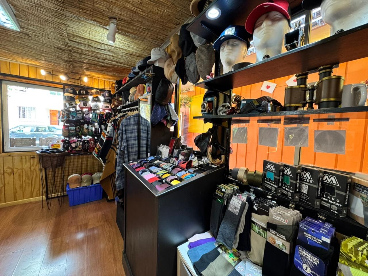 Interior de la tienda con variedad de productos