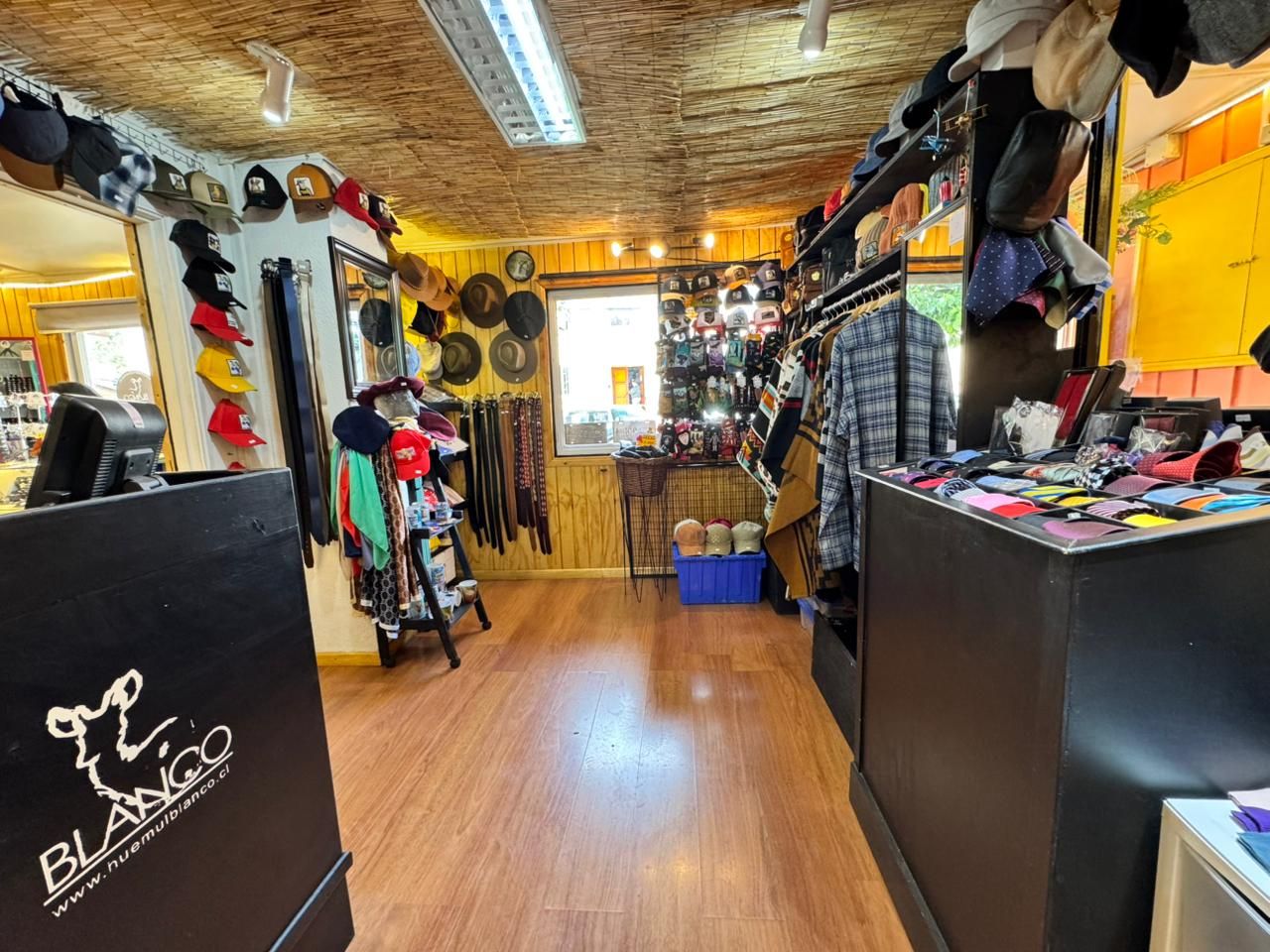 Interior de la tienda Huemul Blanco con productos