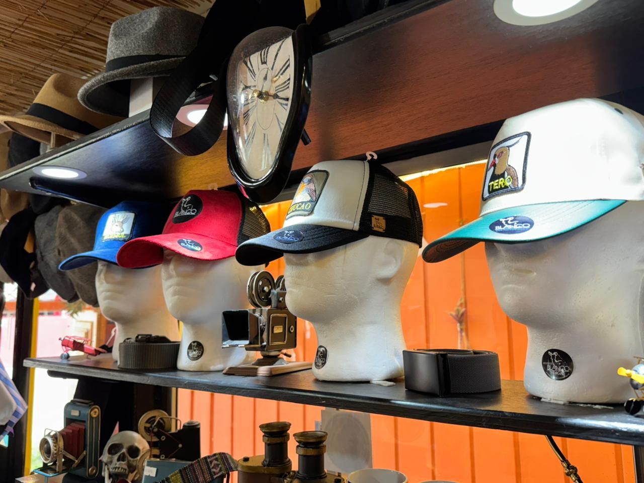 Exhibicion de gorros Huemul Blanco