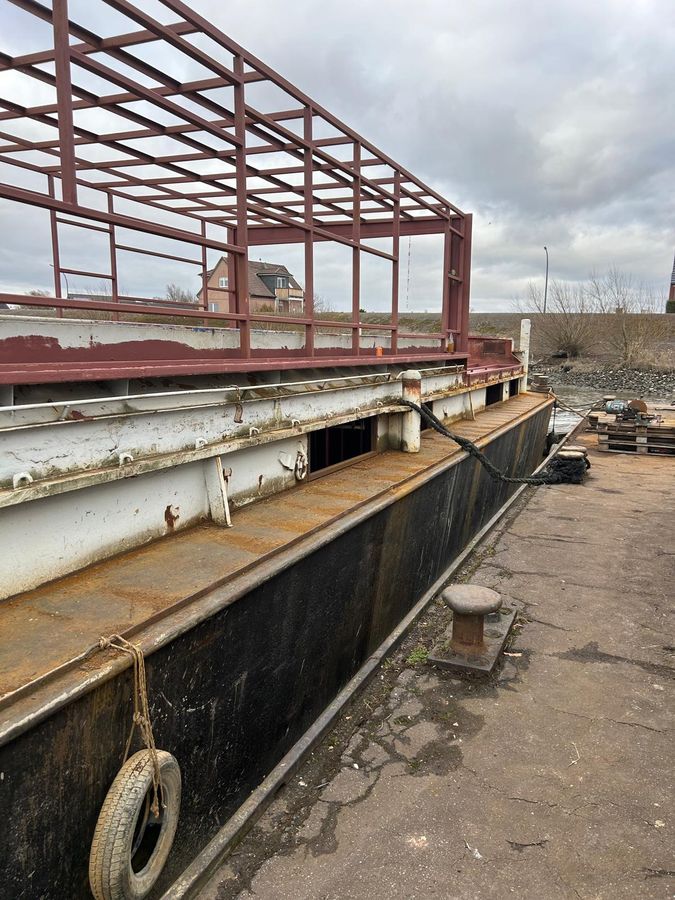 Rohbau – Rumpf am Kai