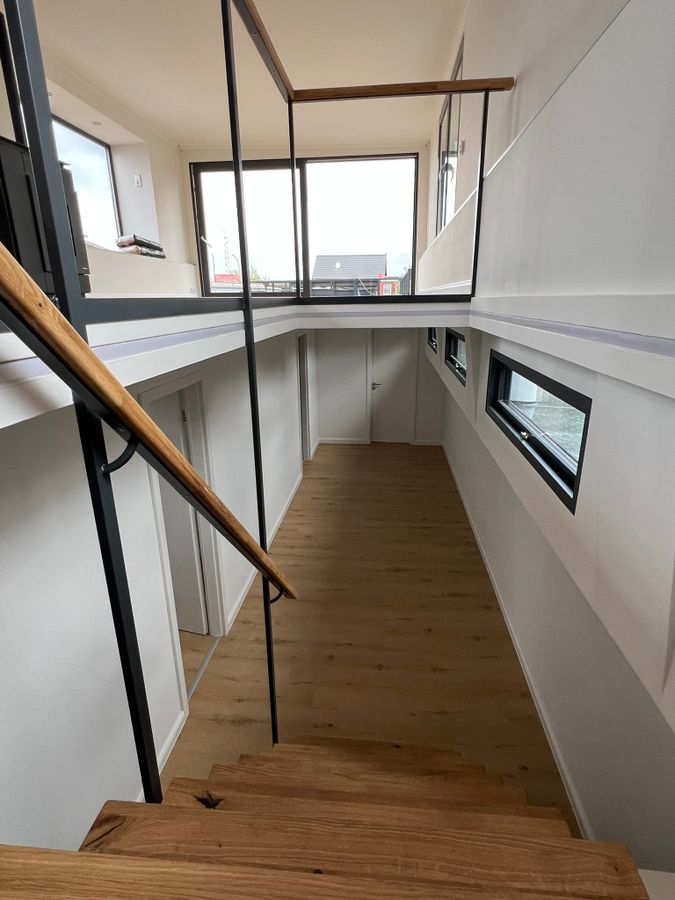Finishing – Treppenanlage mit Eichengeländer & Stahl-Rahmen