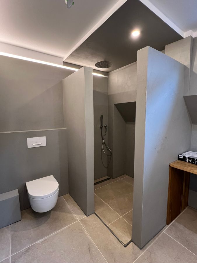 Innenausbau – Bad mit Regendusche & Beton-Optik