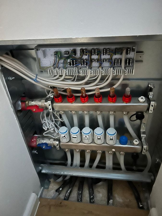 Technik – Fußbodenheizungsverteiler & Steuerung