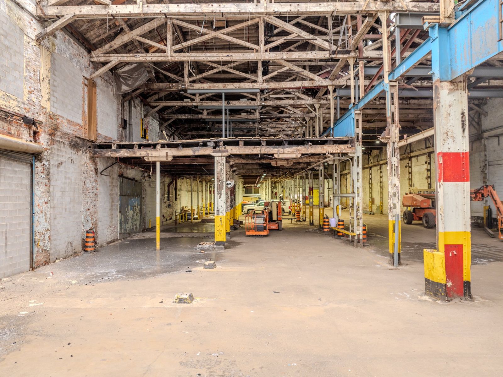 Warehouse Interior — Progress Monitoring