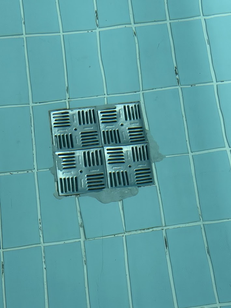 Perigos do dreno de fundo: os riscos de grelhas fora das normas