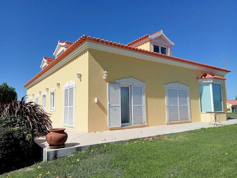 Moradia clássica amarela