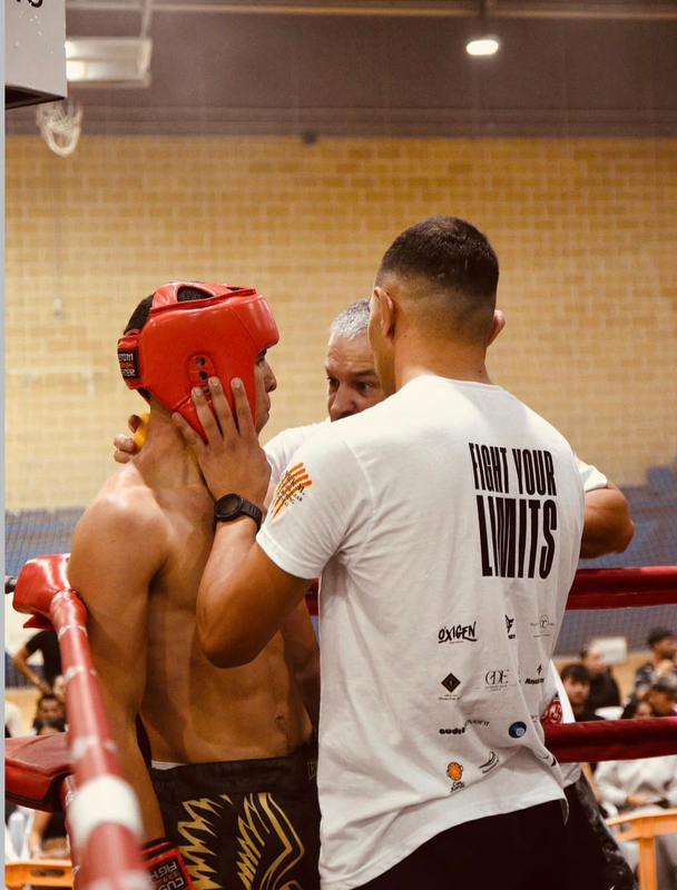 Entrenador con luchador